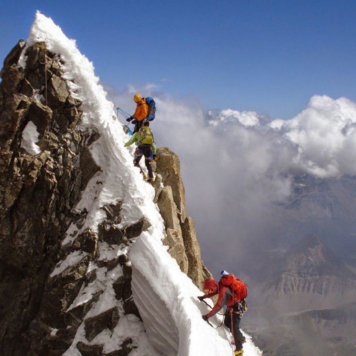 Подъем в гору 7. Подъем на Эверест скалолаз. Восхождение на гору. Альпинисты в горах. Альпинист на вершине.