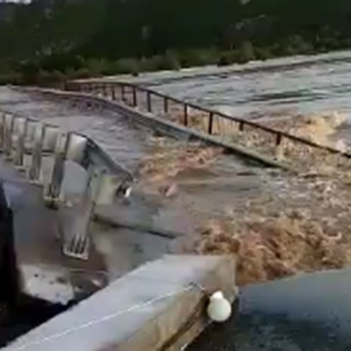 По квартире в резиновых сапогах: в Приморском крае из-за непогоды под воду  ушли дома и дороги - KP.RU