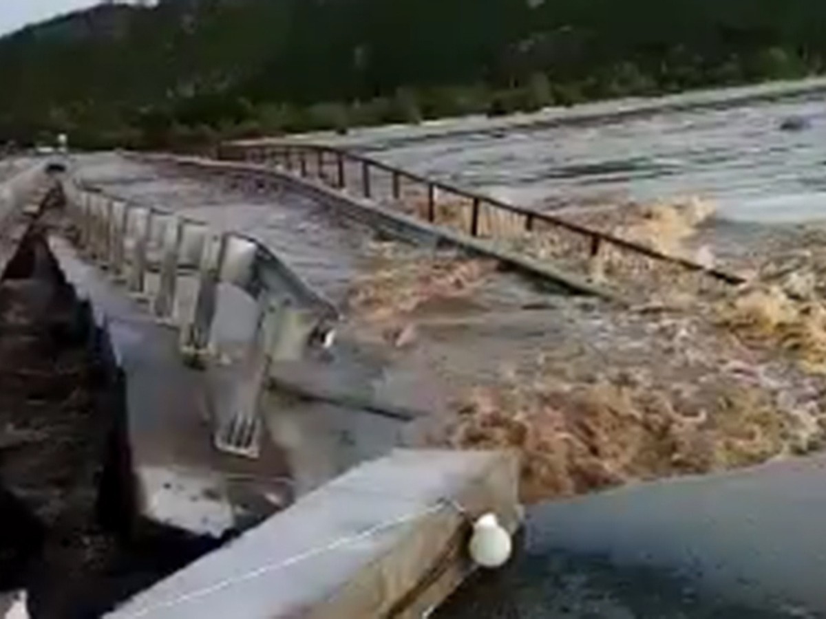 По квартире в резиновых сапогах: в Приморском крае из-за непогоды под воду  ушли дома и дороги - KP.RU