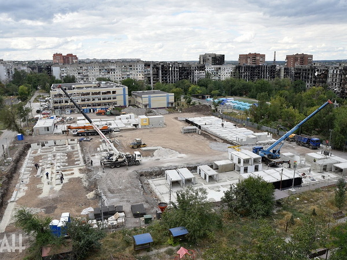 В центре Мариуполя начали возводить новый комплекс блочных домов - KP.RU