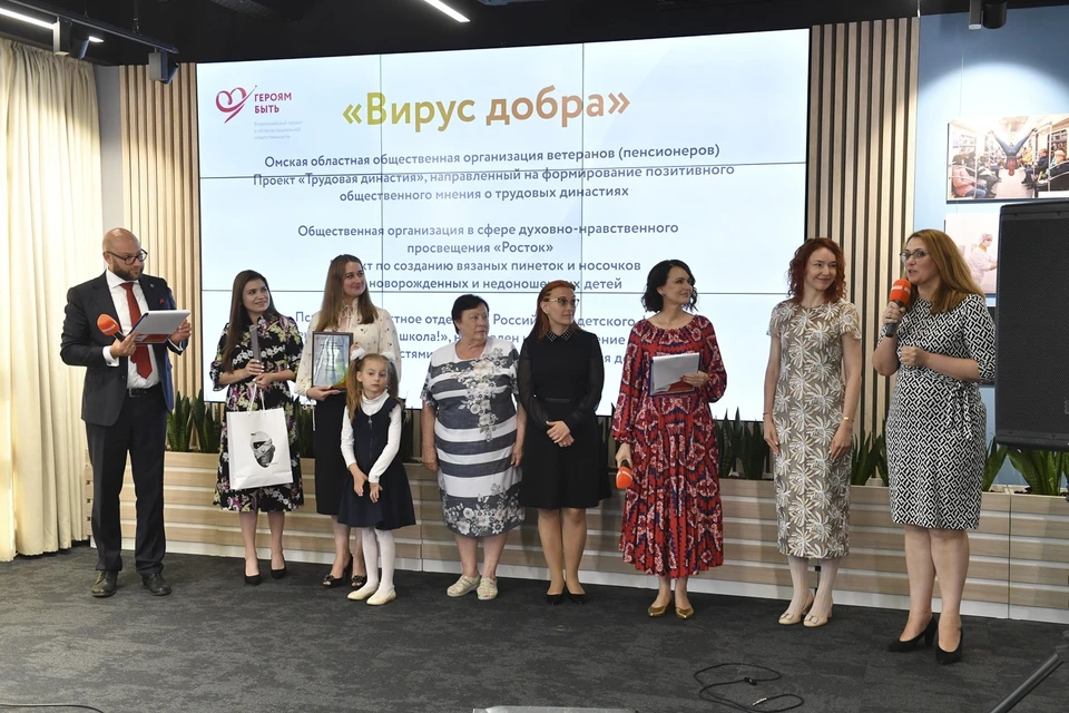Псковское областное отделение Российского Детского фонда и акция "Здравствуй, школа!" и стали лауреатами премии "Команда героев" в номинации "Вирус добра"