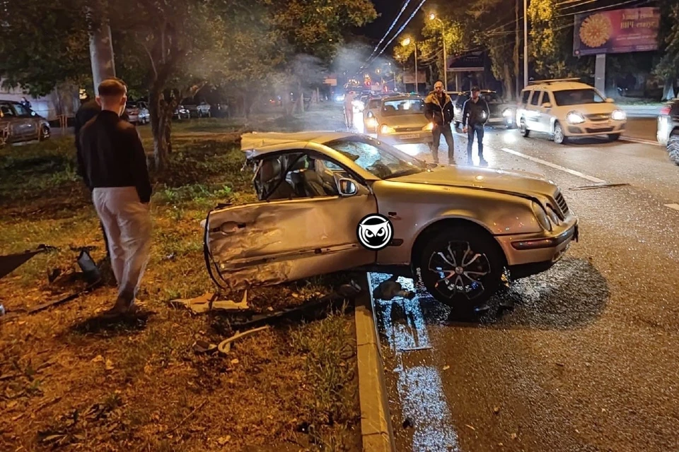 Поле уокере авария фото В Пензе легковушку разорвало на части после столкновения с инкассаторской машино