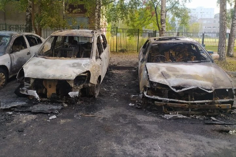 Во дворах Заволжского района Ярославля подожгли семь машин. ФОТО: группа "Жесть Ярославль" ВКонтакте