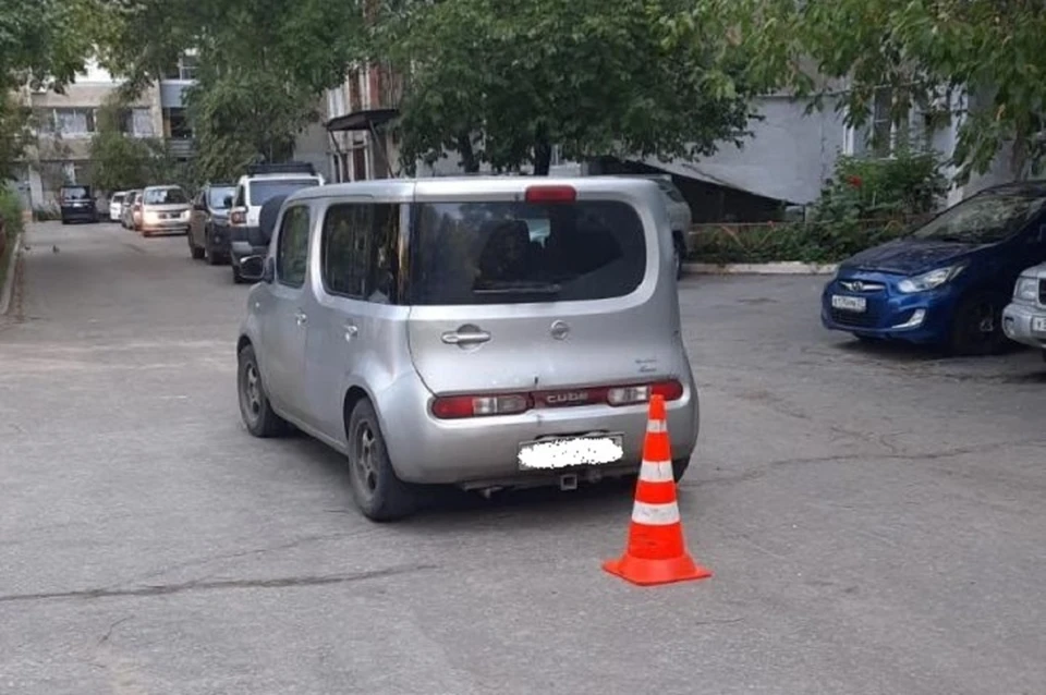 Автомобиль сбил пенсионерку в одном из дворов Хабаровска