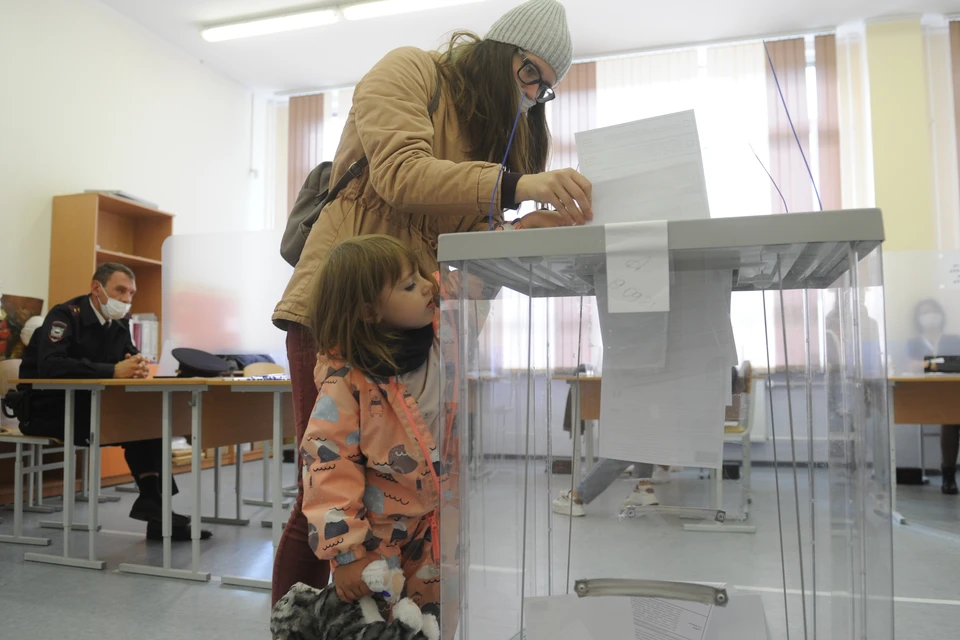 избирательский участок. явка на выборах в челябинской. выборы общество. явка на выборах в челябинской. люди на выборах.