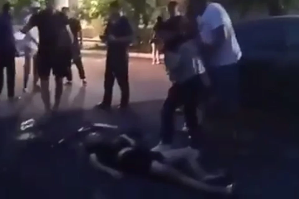 Толпа людей напала на мужчину во дворе Челябинска Фото: соцсети