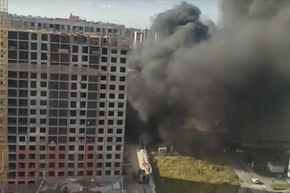 Сильный пожар произошел на стройке в Мурино