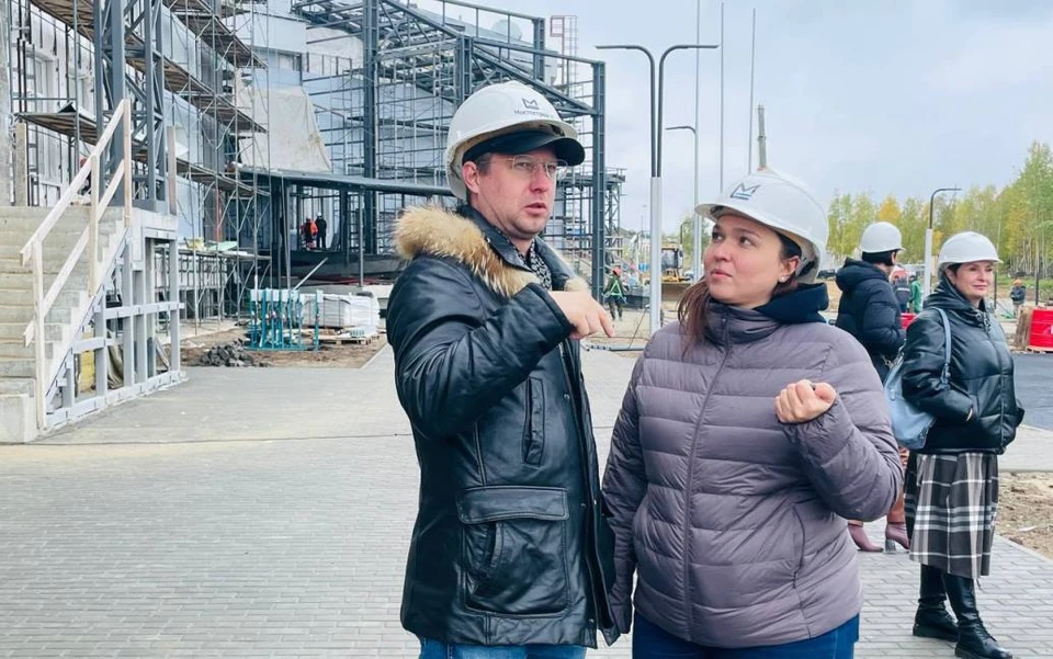 Депутат Заксобрания Ямала Анастасия Казанцева оценила ход строительства школы в Салехарде. Фото - Законодательное Собрание Ямала.