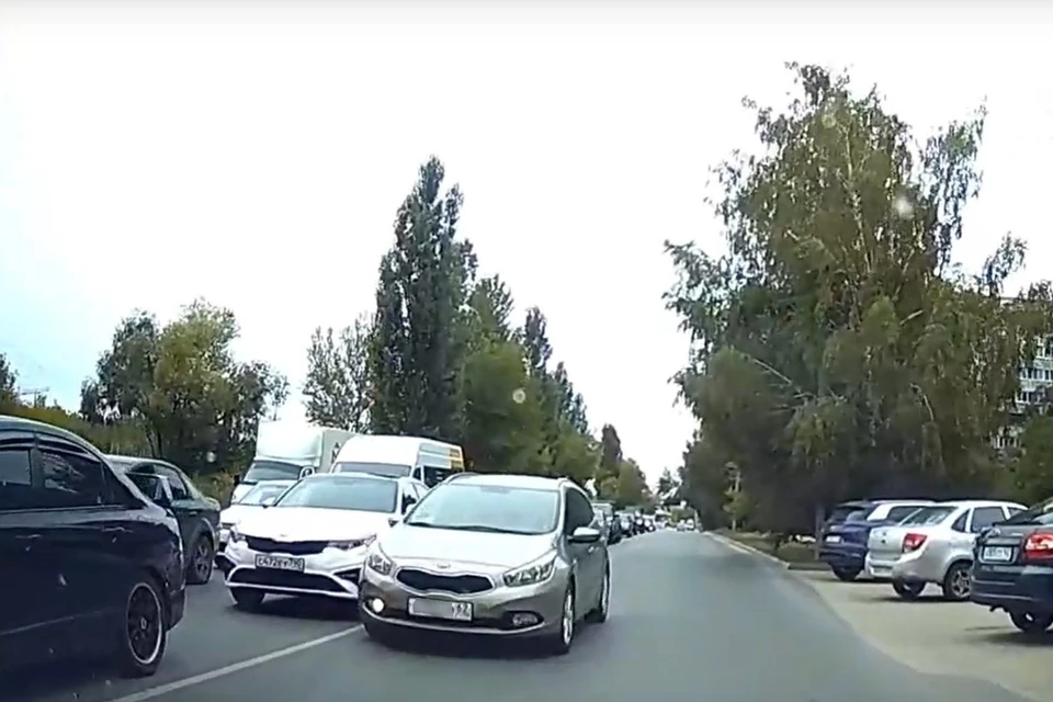 В Рязани на улице Бюрюзова засняли автомобилиста, который решил объехать пробку в сторону Северной Окружной дороги по встречной полосе.