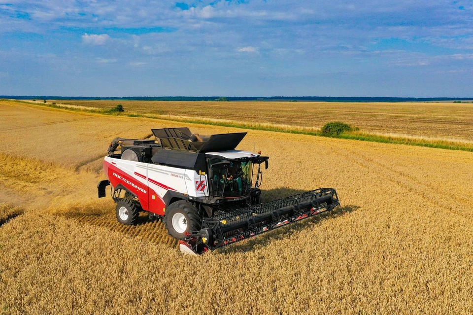 Мощный зерноуборочный комбайн TORUM 785 производства компании Ростсельмаш.