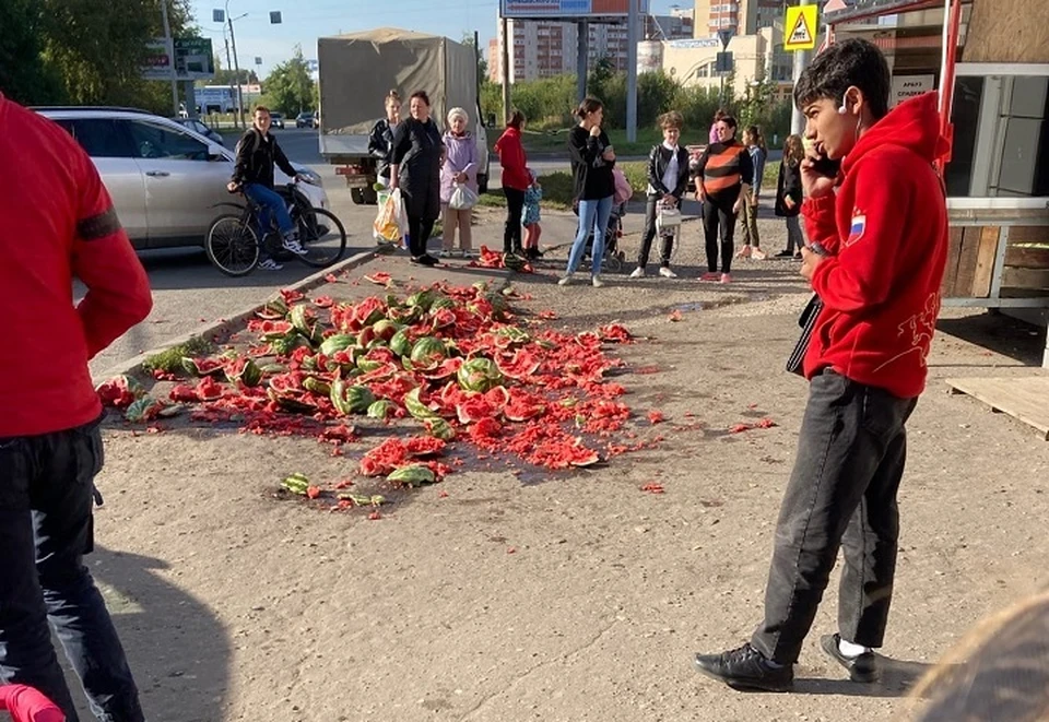 Женщина прикрыла несанкционированную торговлю своими силами. Фото : Антон Чауров.