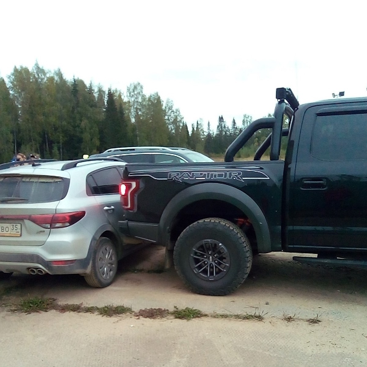 В Вологодской области разборки местных жителей с предпринимателем  закончились битой машиной, гипертоническим кризом и полицией - KP.RU