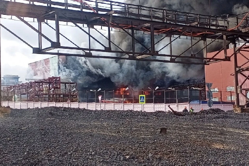 Площадь пожара составила 600 квадратных метров. Фото: Александр Мумлев