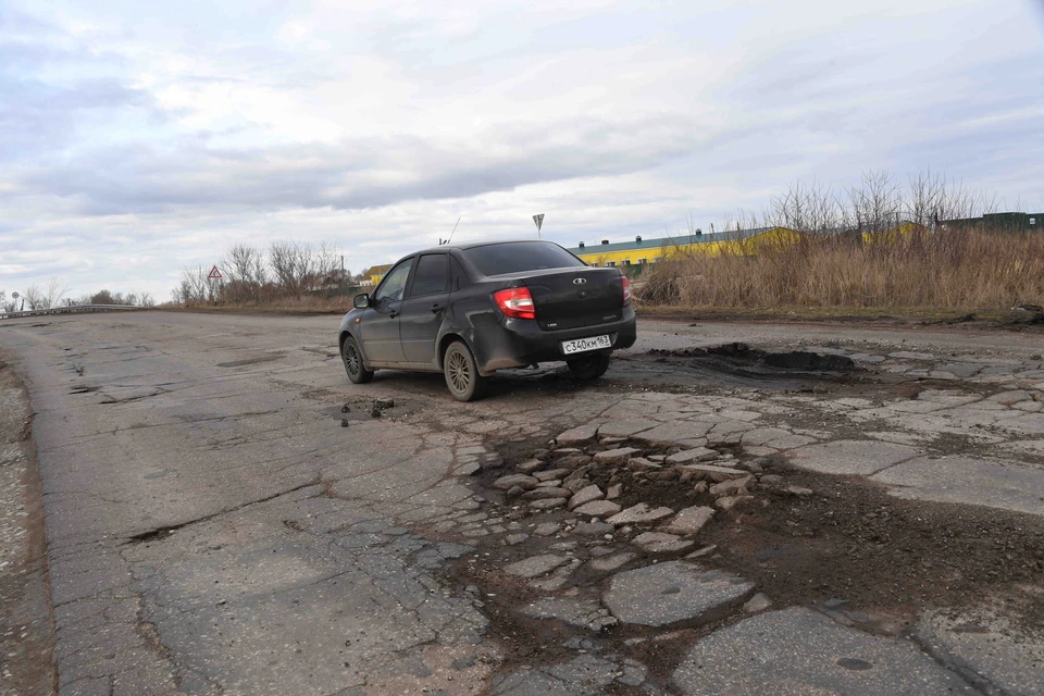 Жители пожаловались на в хлам разбитую дорогу