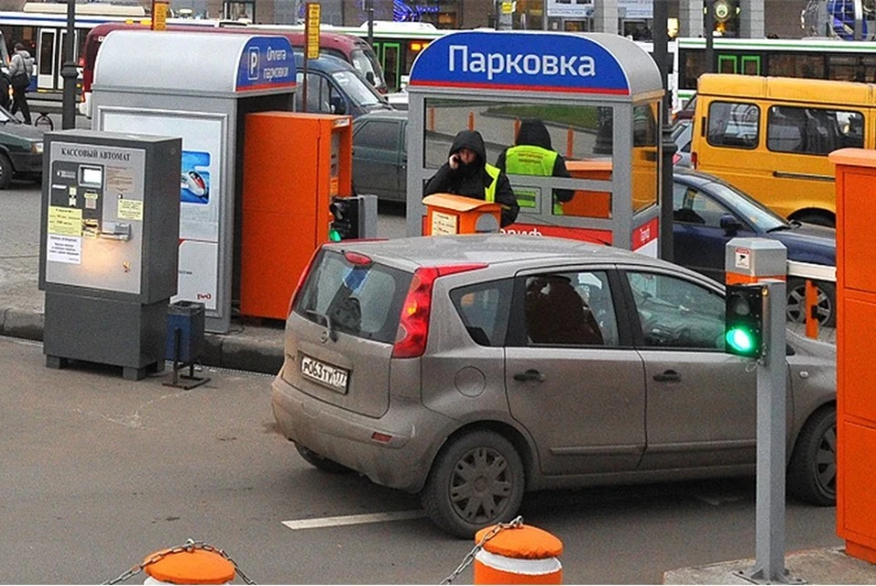 Стала платной. Парковка. Парковки Москвы. Парковки в праздники в Москве. Подземная парковка Москва.