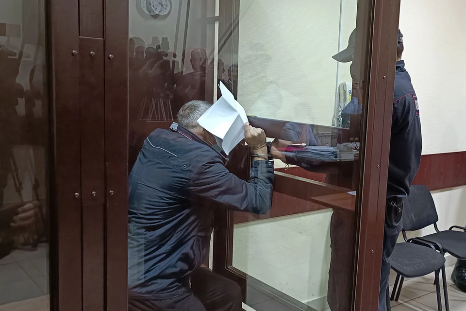 В судейском «аквариуме» с бронированными стеклами Новиков прикрывался от камер листом бумаги