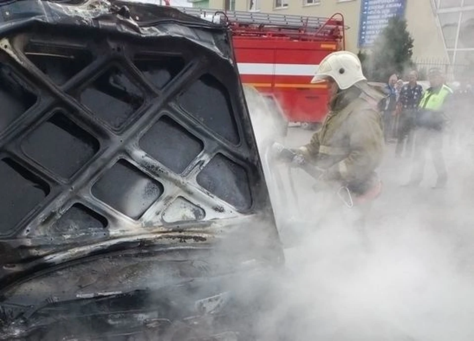 Огонь уничтожил багажник и салон иномарки