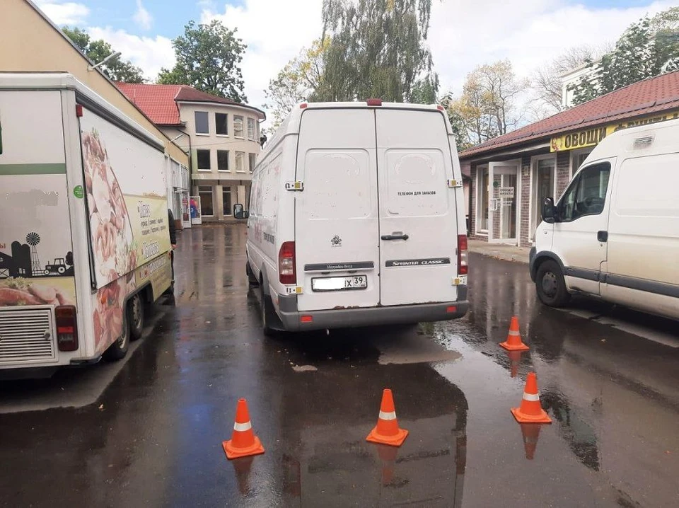 Водитель не убедился в безопасности движения и наехал на пешехода.