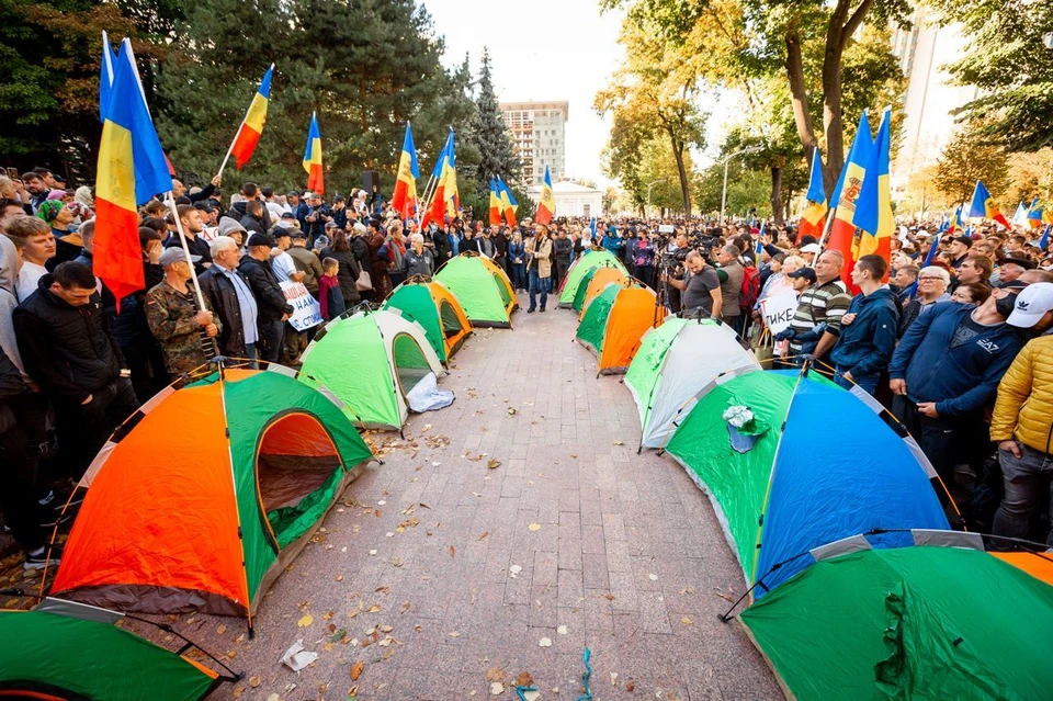 Манифестанты установили палатки перед Парламентом: «Мы будем находиться  здесь, пока не добьемся отставки власти PAS» - KP.MD