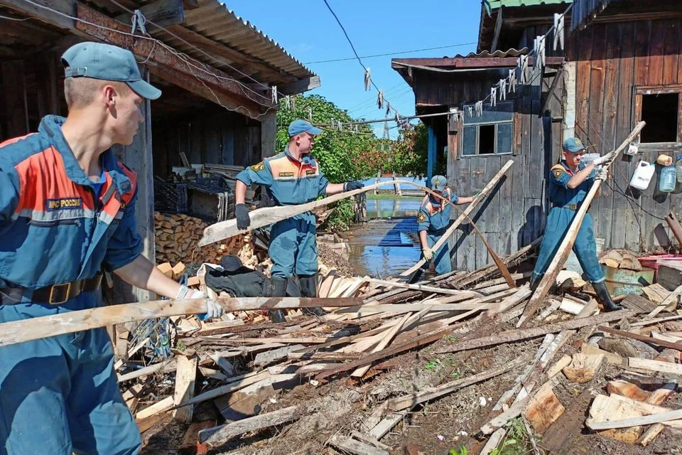 Специалисты министерства ЧС разбирают дом и территорию, пострадавшие от непогоды.
