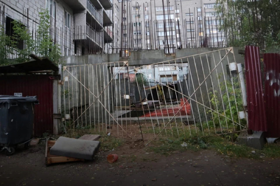 Территории никто не охраняет, а заборы пестрят дырами. Фото: ОНФ Кировской области