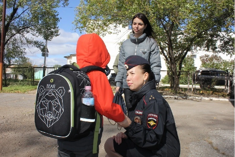 В одной из школ Хабаровска прошел необычный эксперимент с участием полицейских Фото: пресс-служба УМВД России по Хабаровскому краю
