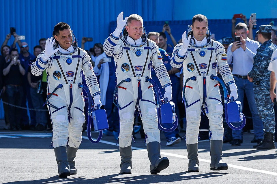 Двое русских космонавтов и американский астронавт в одном корабле летят к Международной станции