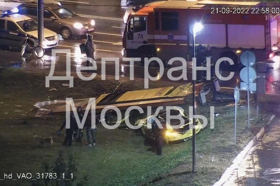 В аварии пострадали водитель и пассажир автомобиля