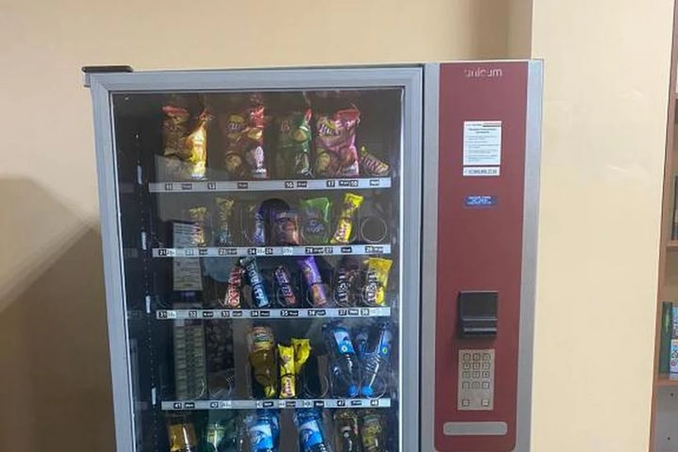 В Красноярске в школах через автоматы продавали запрещенные сладости и напитки. Фото: прокуратура