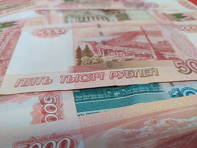 Минфин России прогнозирует ослабления рубля до 72,2 рубля за доллар к 2025 году