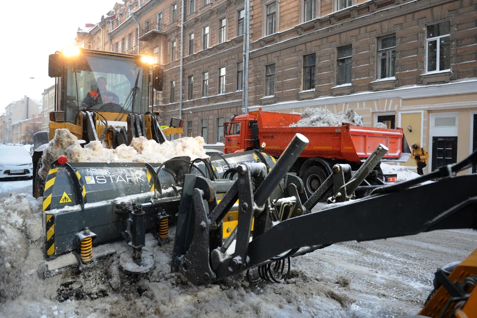 Заключено 15 контрактов на поставку техники для зимней уборки петербургских дворов