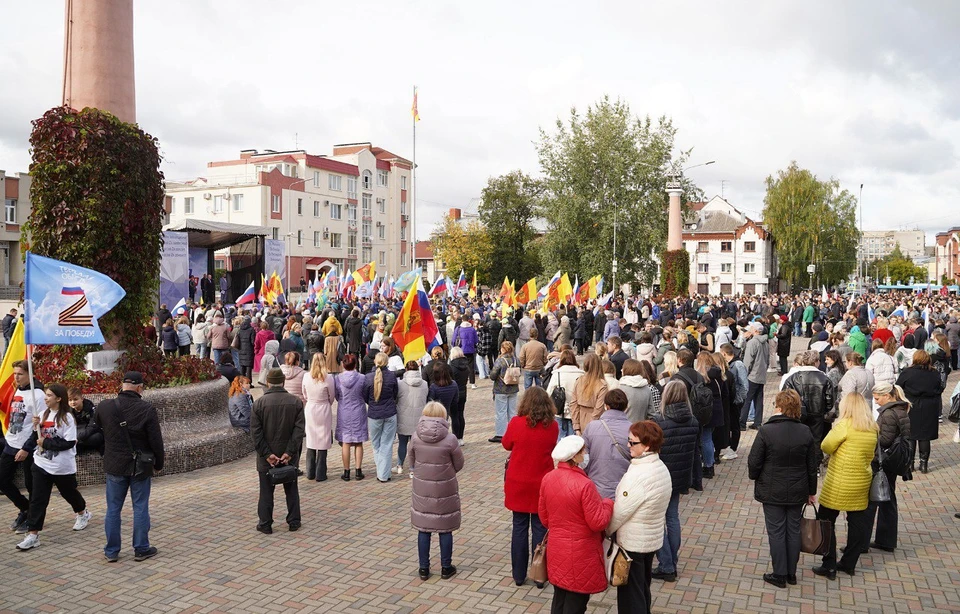 На площади Славы собрались более 3000 человек