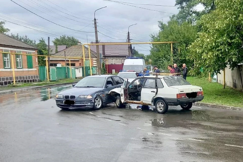 В Шахтах водитель отечественного авто нарушил ПДД и врезался в элитную иномарку. Фото: ГИБДД по РО.