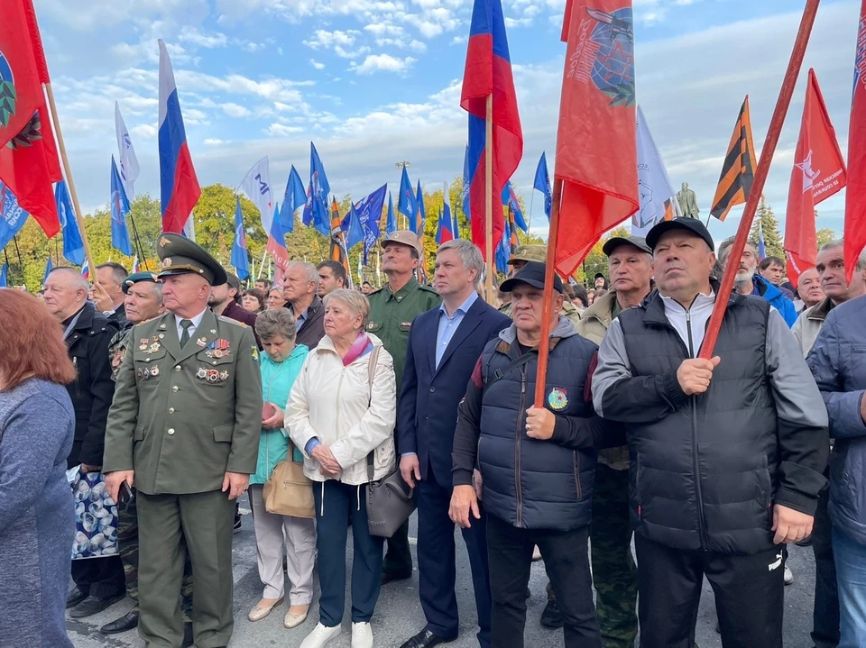 Губернатор Ульяновской области Алексей Русских на митинге был вместе с народом