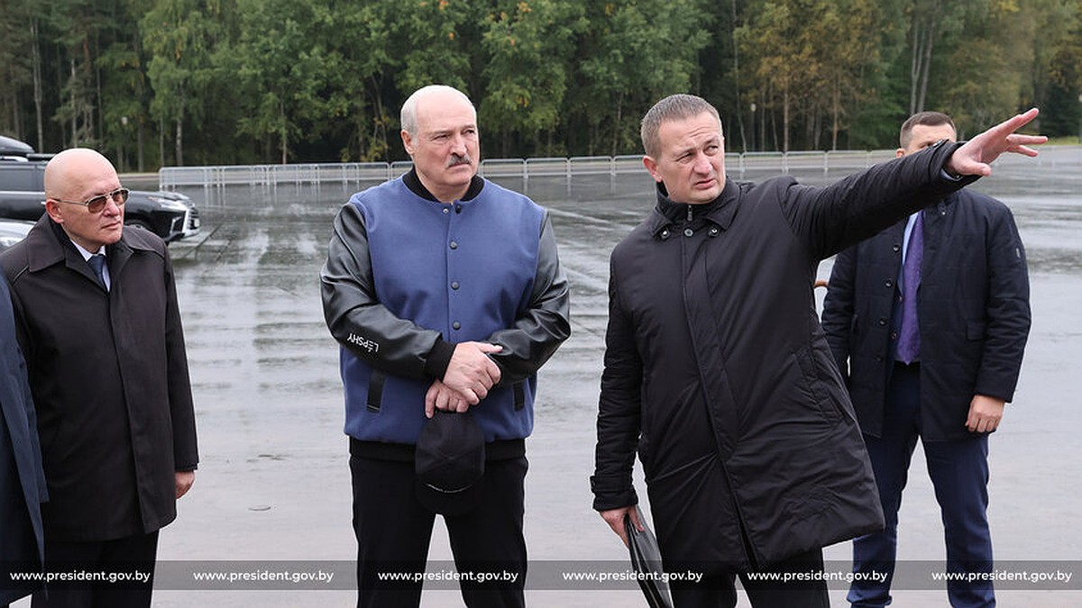 Лукашенко посещал Хатынь и общался с журналистами в бомбере с надписью  «Лепшы» - KP.RU