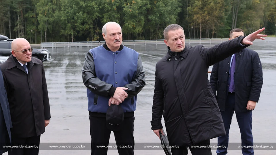 Лукашенко в бомбере с надписью «Лепшы». Фото: president.gov.by