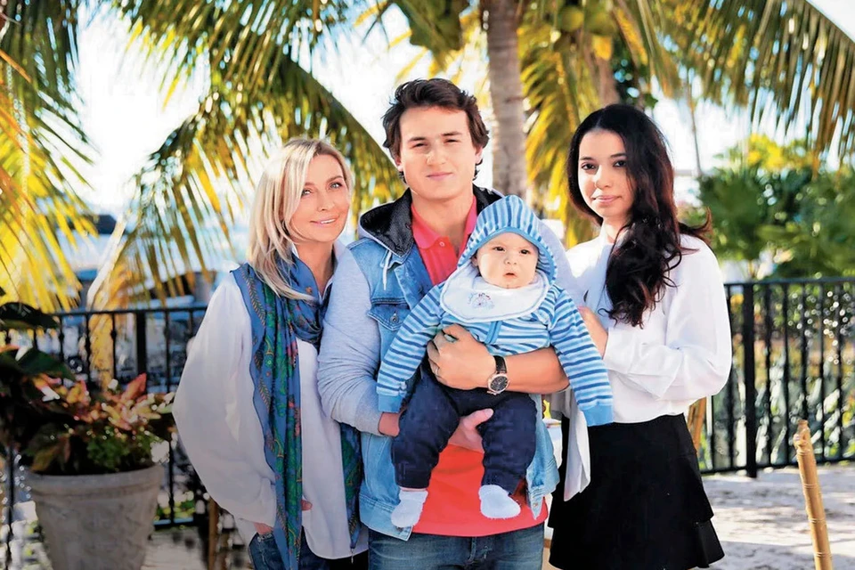 Татьяна Овсиенко с сыном, внуком и невесткой в Майами.