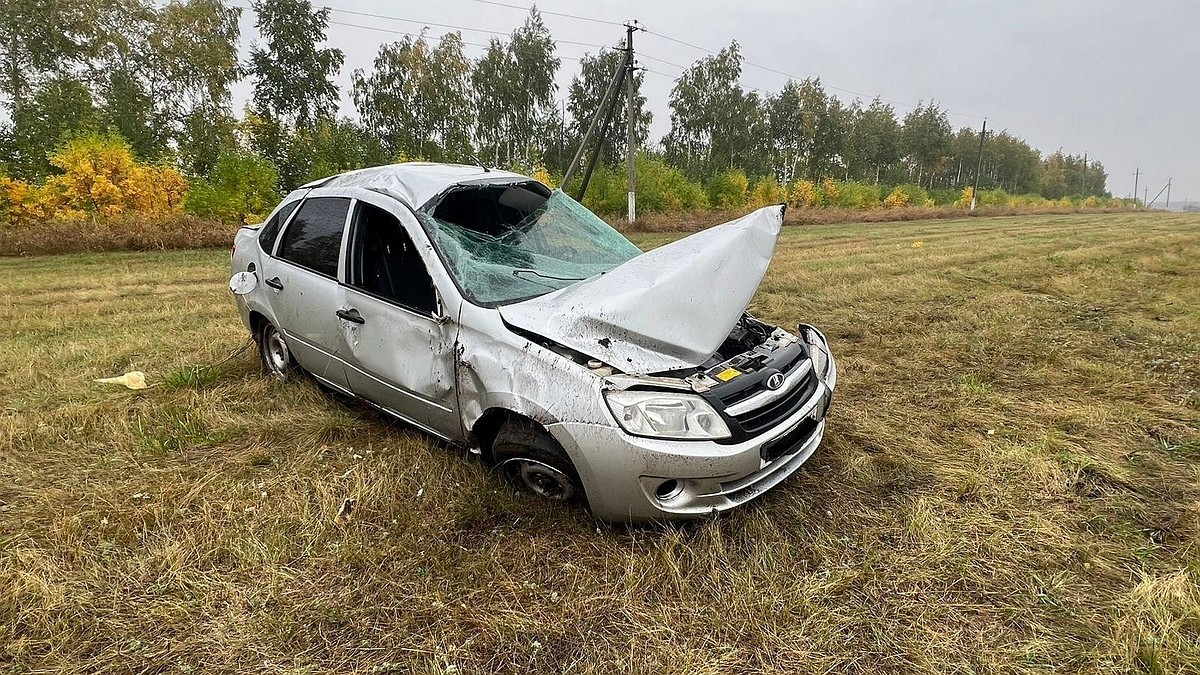 Водитель на «Лада Гранта» попал в больницу после ДТП с «перевертышем» в  Самарской области - KP.RU