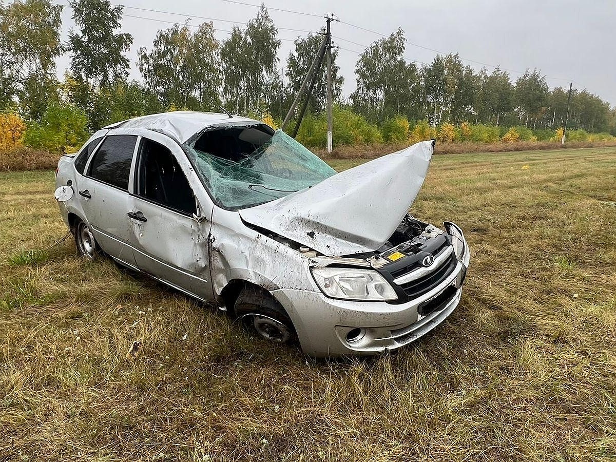 Водитель на «Лада Гранта» попал в больницу после ДТП с «перевертышем» в  Самарской области - KP.RU