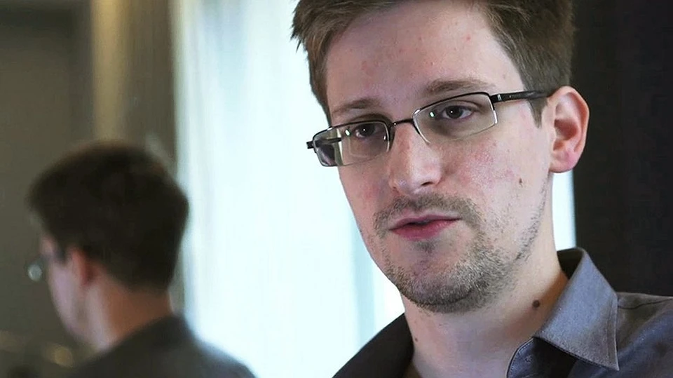Экс-сотрудник АНБ США Эдвард Сноуден получил российский паспорт