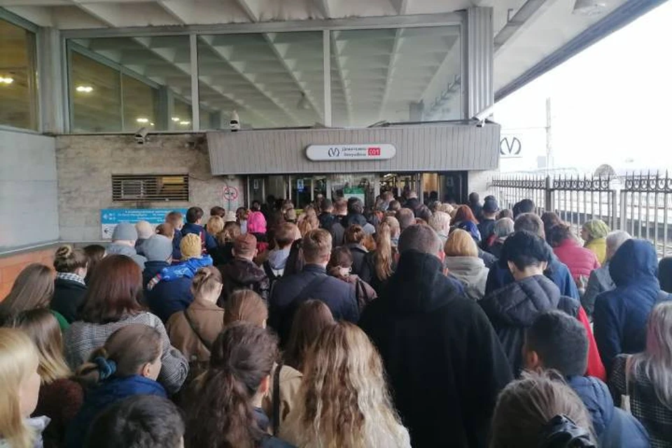 Толпа людей и давка образовалась на вход в метро «Девяткино» в Мурино утром 27 сентября
