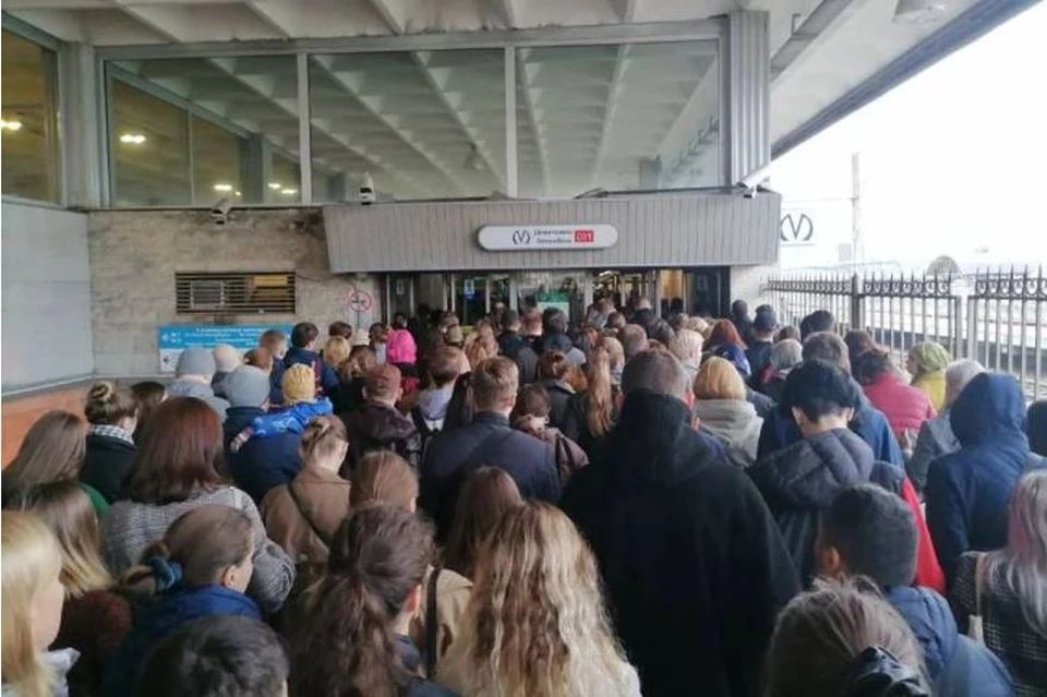 Муринские депутаты попросили разобраться с очередями у метро "Девяткино".