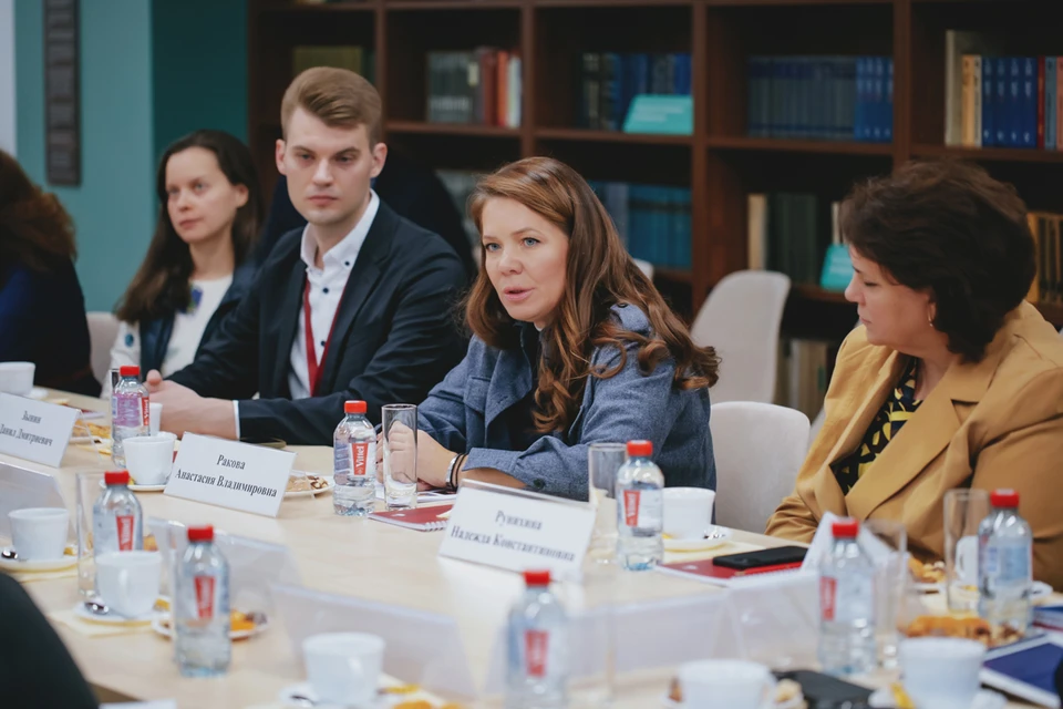 Вице-мэр Анастасия Ракова провела круглый стол с экспертами и преподавателями столичных вузов о современных подходах к организации социальной помощи людям старшего поколения. Фото: Михаил САЗОНОВ.