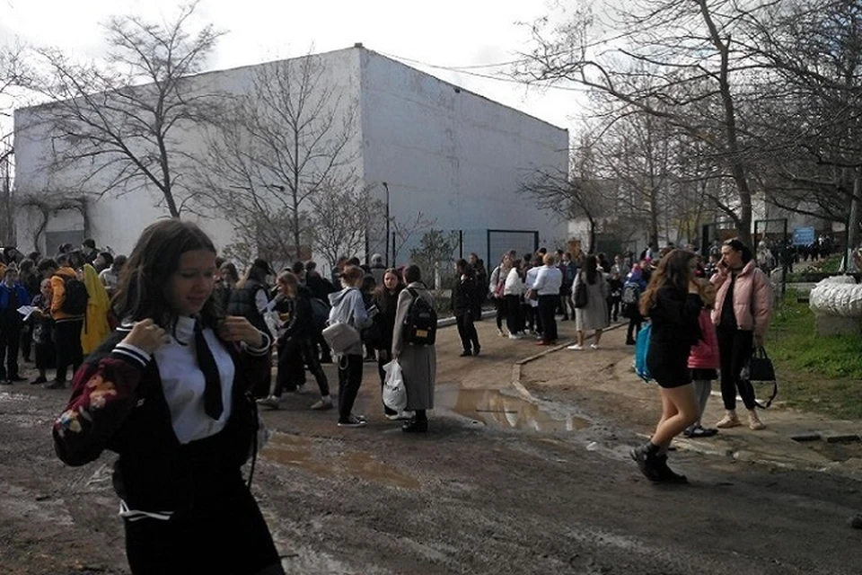 Второй раз на этой неделе в Керчи эвакуируют школьников