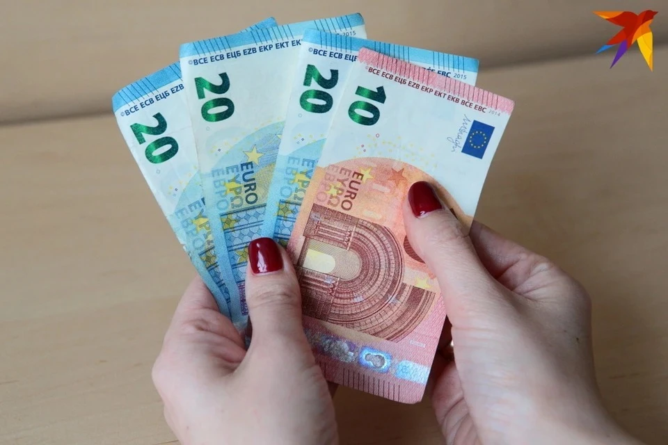 Курс евро упал ниже 52 рублей впервые с октября 2014