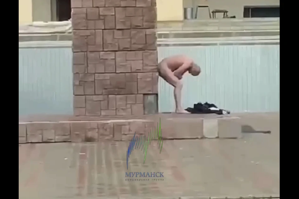 Северянин стоял на улице, согнувшись с столба. Фото: скрин видео t.me/groupmurmansk
