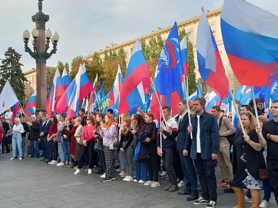 В центре Волгограда собрались несколько сотен горожан