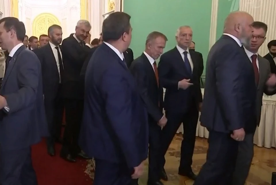 Губернатор Томской области справа на скриншоте.