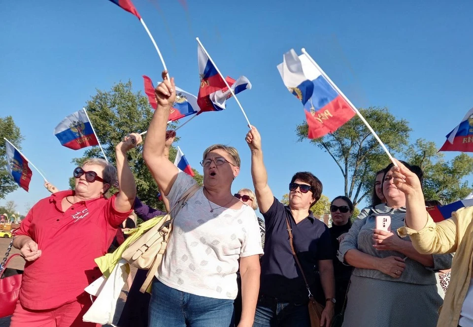 Ростовчанки поддержали итоги референдумов песнями, танцами и флангами.