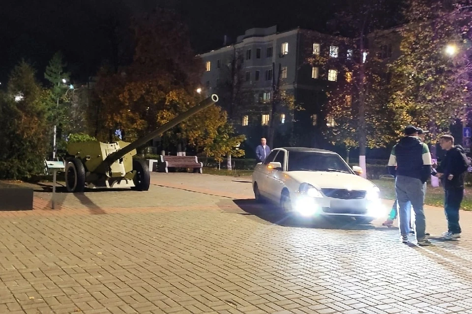 Автомобиль припарковали в паре метров от мемориала. Фото: Алексей Максимович
